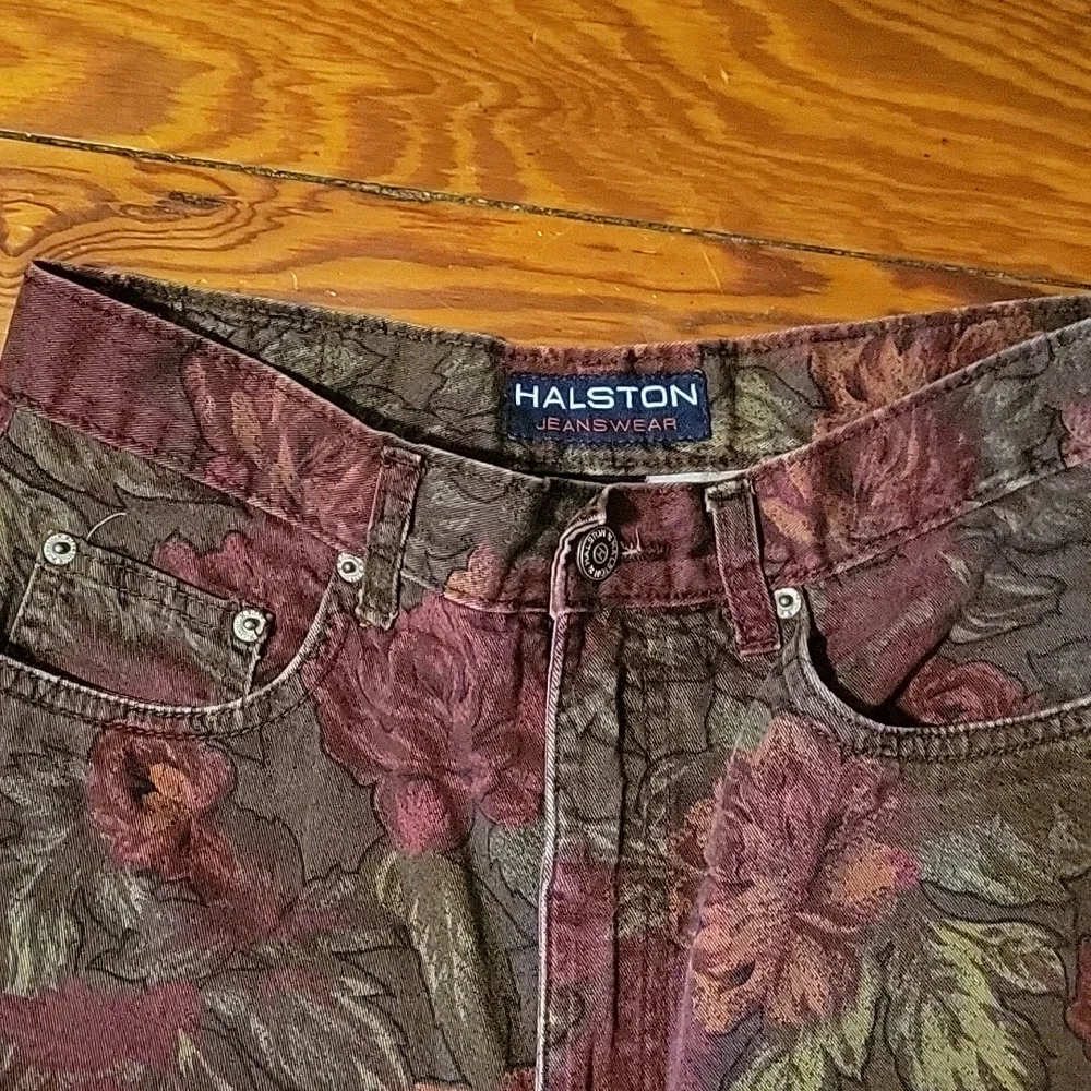 Vintage Floral Cropped Mom Jeans - Picture 3 of 5